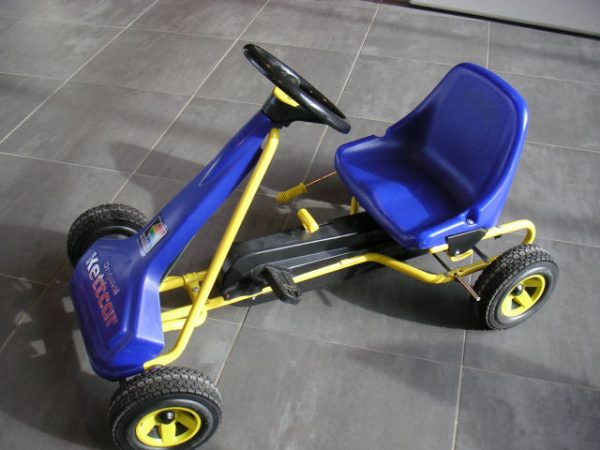 [b68] Skelter kettcar geelblauw