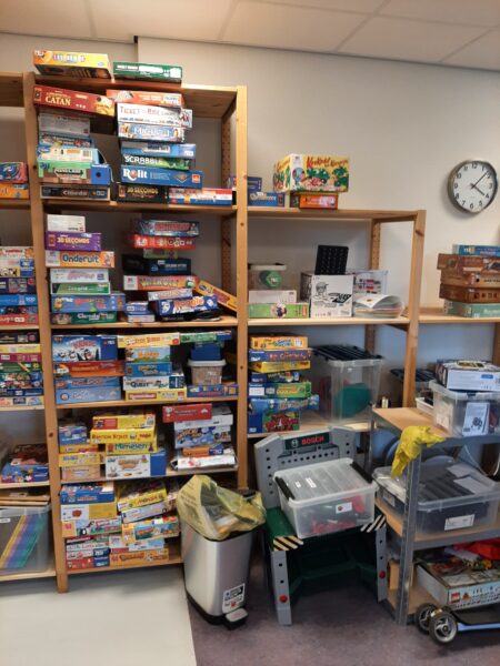 Chaos na opruimactie in de Speel-o-theek.