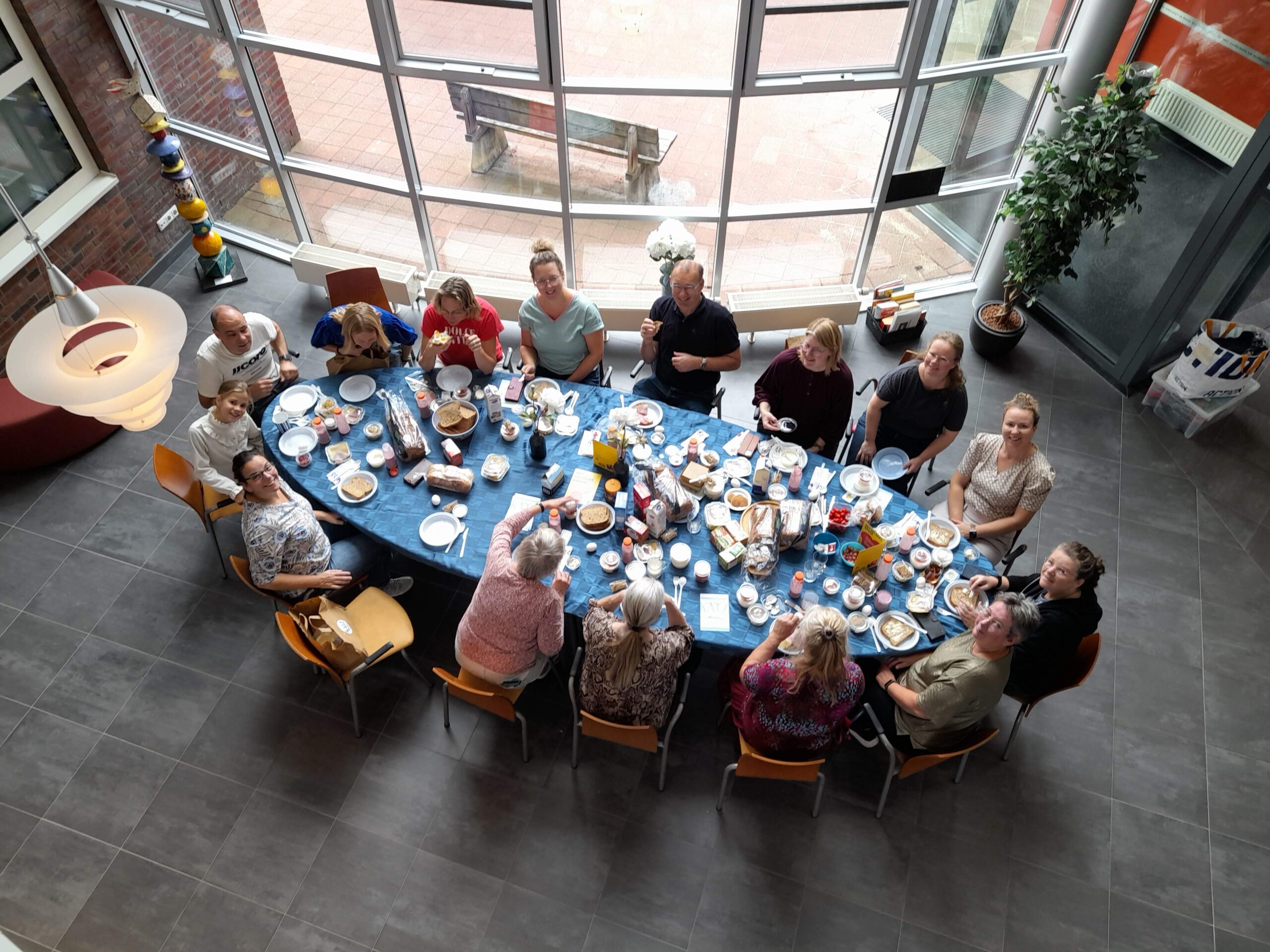 vrijwilligers genieten van lunch